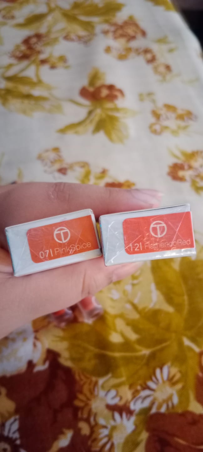 Customer photo review of O.TWO.O HONEY WHISPER VELVET MATTE LIP GLAZE