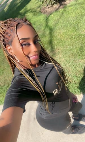 Customer photo review of Knotless Braid Wig, 13x4 Lace Frontal, Glueless, Ombre Color (Jalissa)