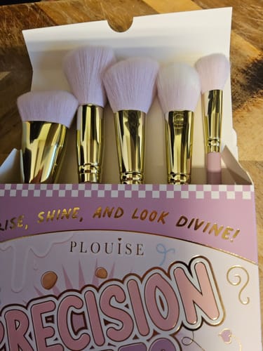 Customer photo review of P. Louise Precision Puffs Brush Set