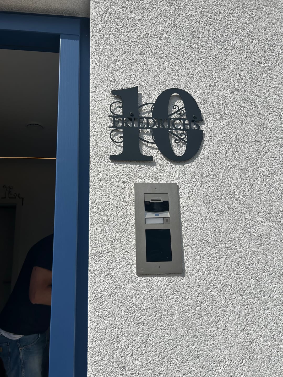 Customer photo review of Hausnummer-Türschild Ornamental Style mit Familiennamen (personalisierbar)