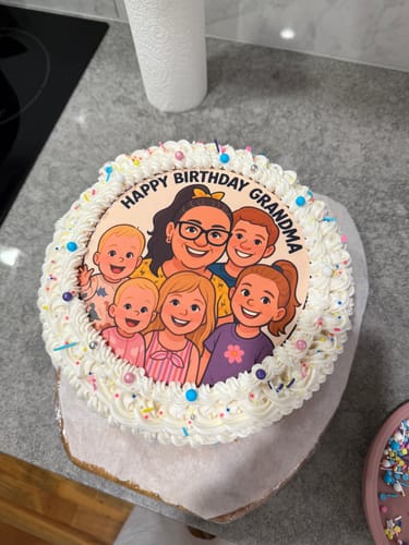 Customer photo review of 20 cm Pre-cut Circle Custom Edible Icing Image