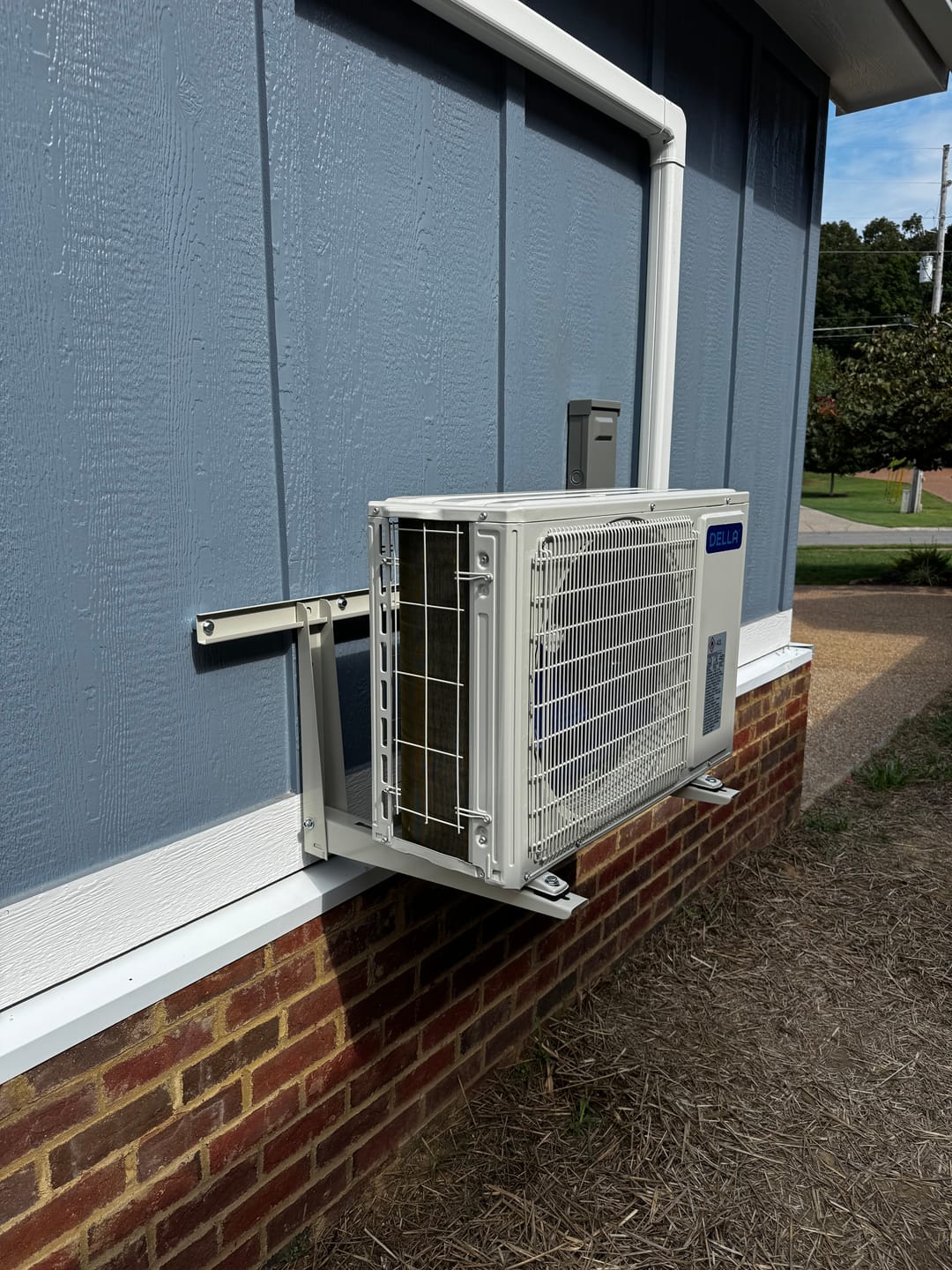 Customer photo review of DELLA Wall Mounting Bracket for 6000-36000 BTU Mini Split