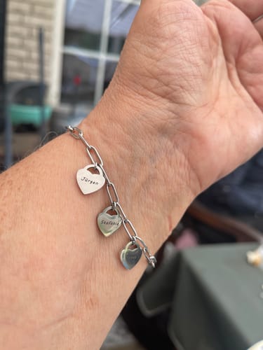 Customer photo review of Armband mit personalisierten Herzanhängern