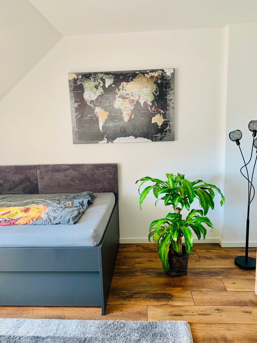 Customer photo review of Leinwandbild - Weltkarte Graphit - Pinnwand