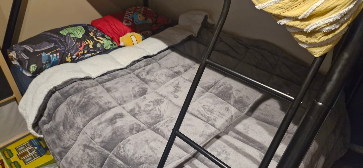 Customer photo review of Ultra Warm Comforter Blanket
