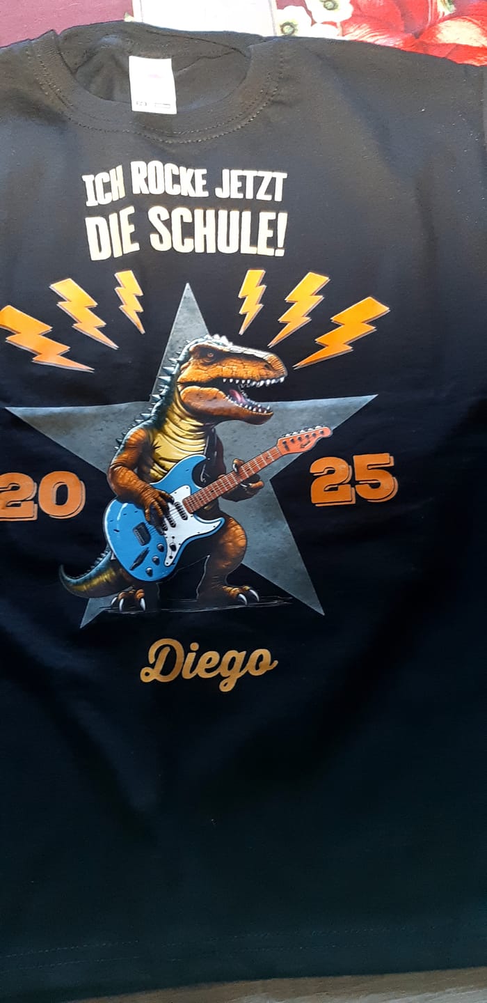 Customer photo review of Schule rocken - Personalisiertes Kinder T-Shirt