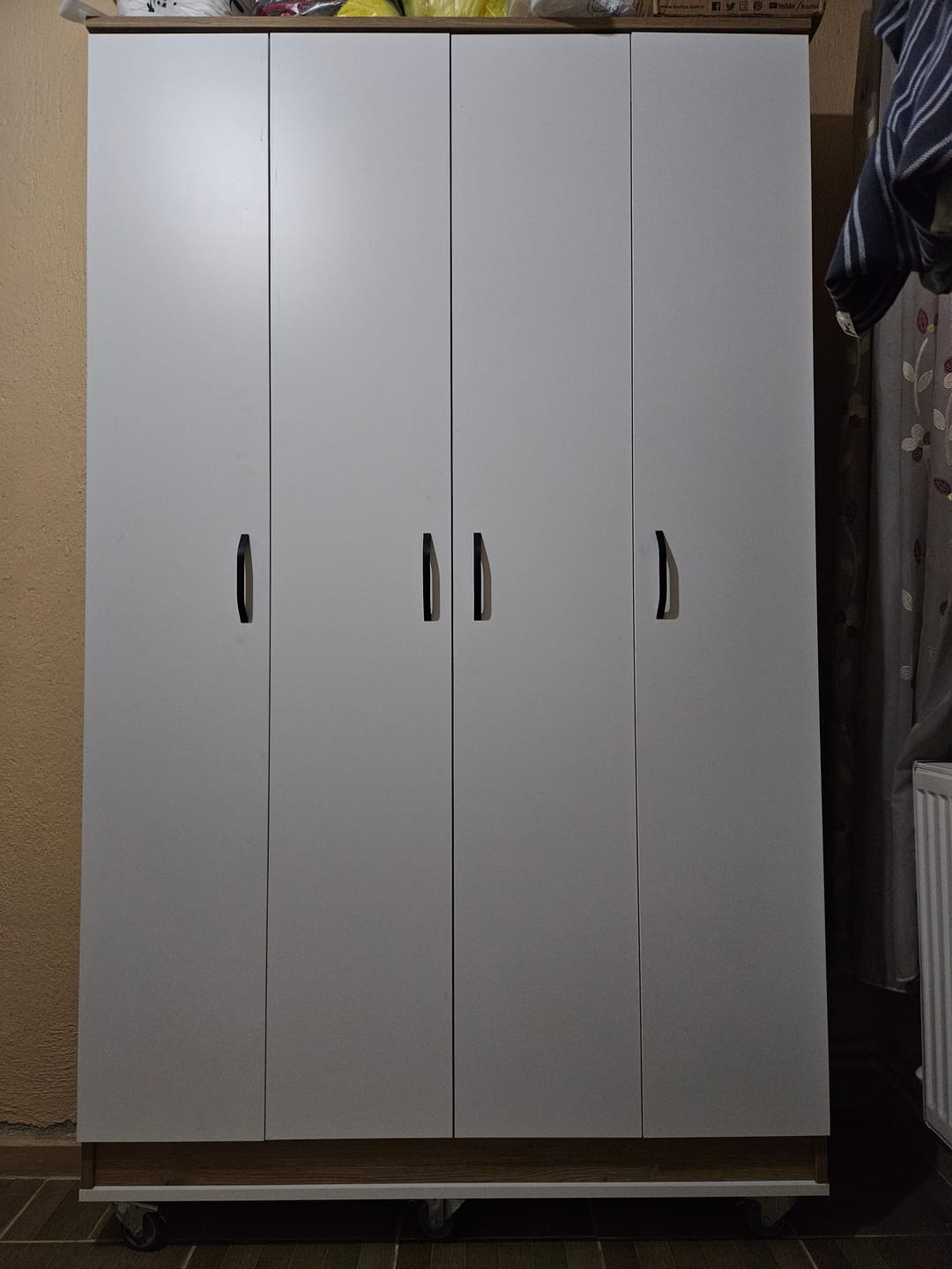 Customer photo review of Rani BA116 Geniş Gardırop Elbise Dolabı 4 Kapaklı 12 Raflı 2 Askılı Sepet Ceviz - Beyaz