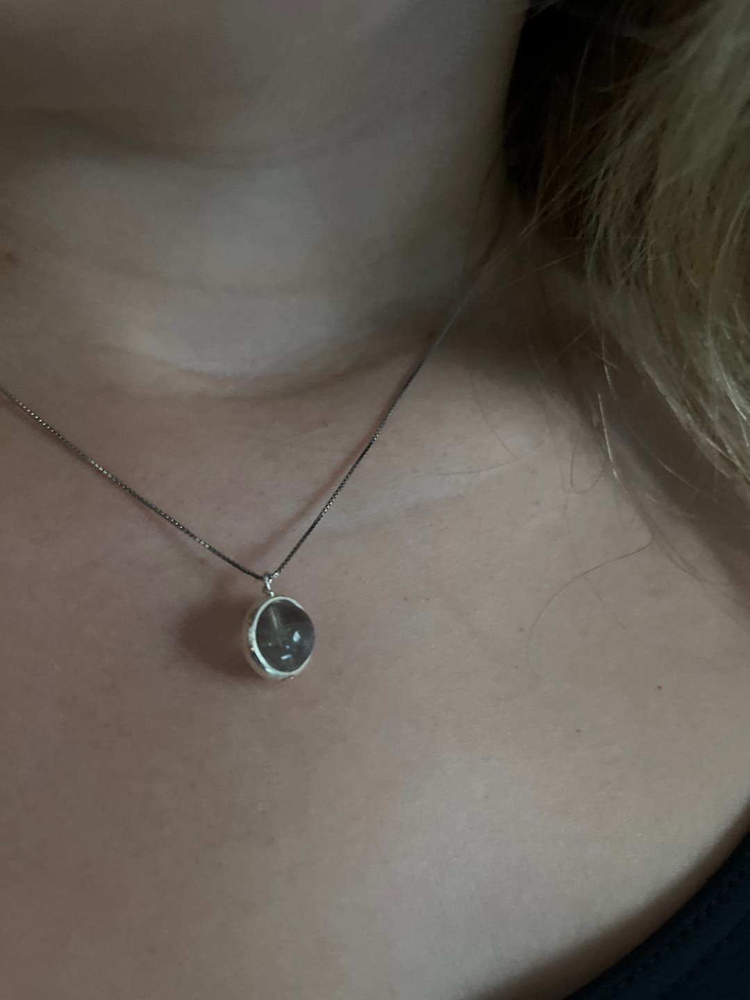 Customer photo review of Pendentif "Perle Fine" en Labradorite