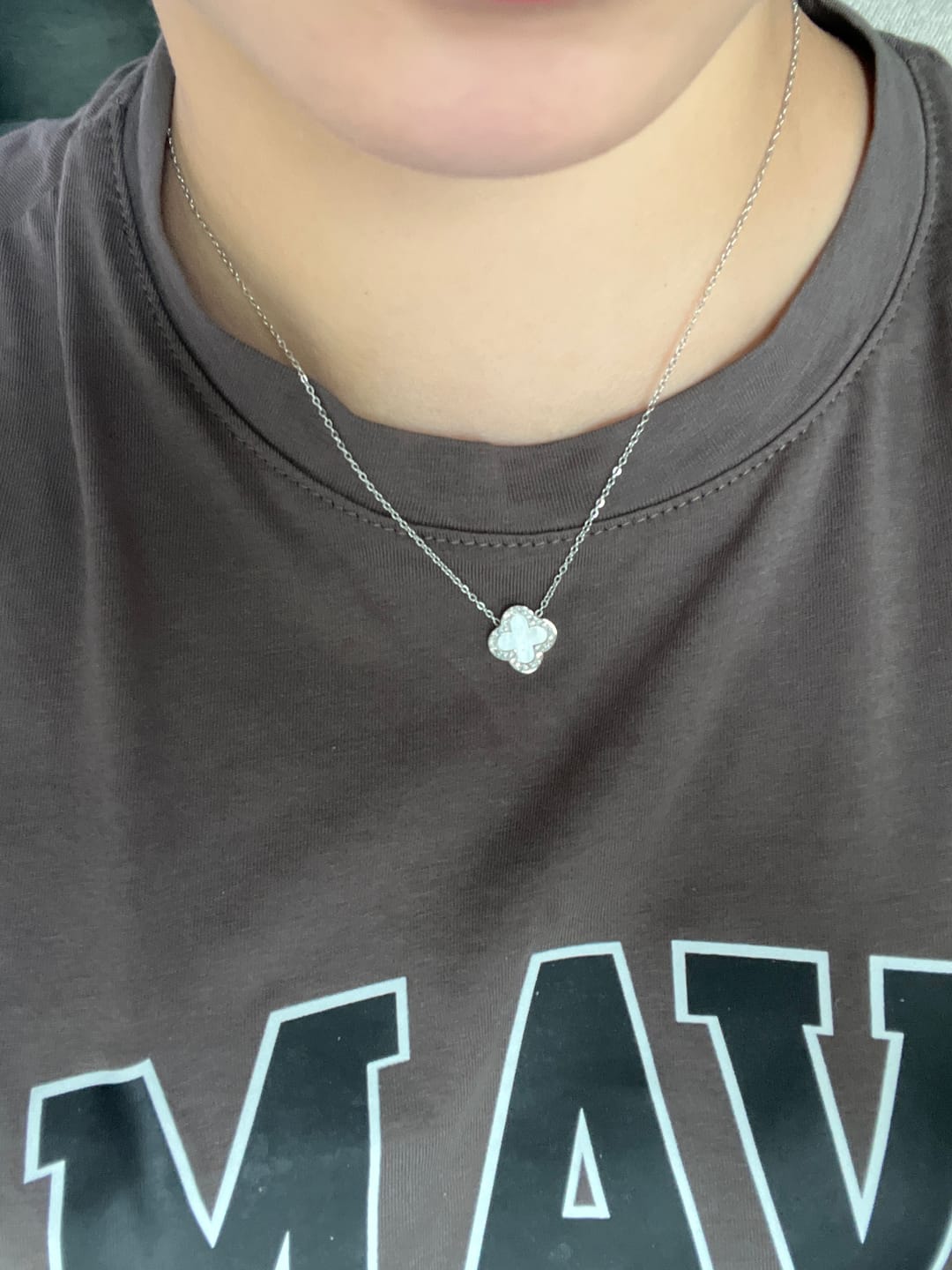 Customer photo review of Pave Perlmutt Lucky Leaf Kette 14K Vergoldet