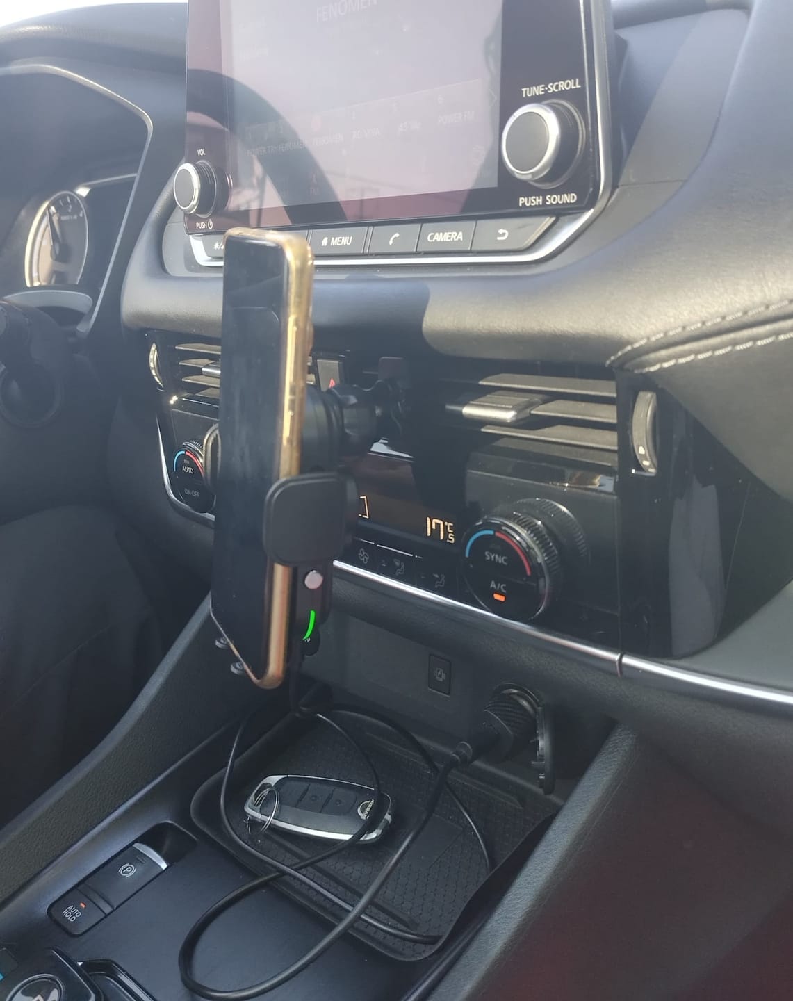 Customer photo review of XWise Araç İçi Telefon Tutucu ve Kablosuz Şarj Aleti