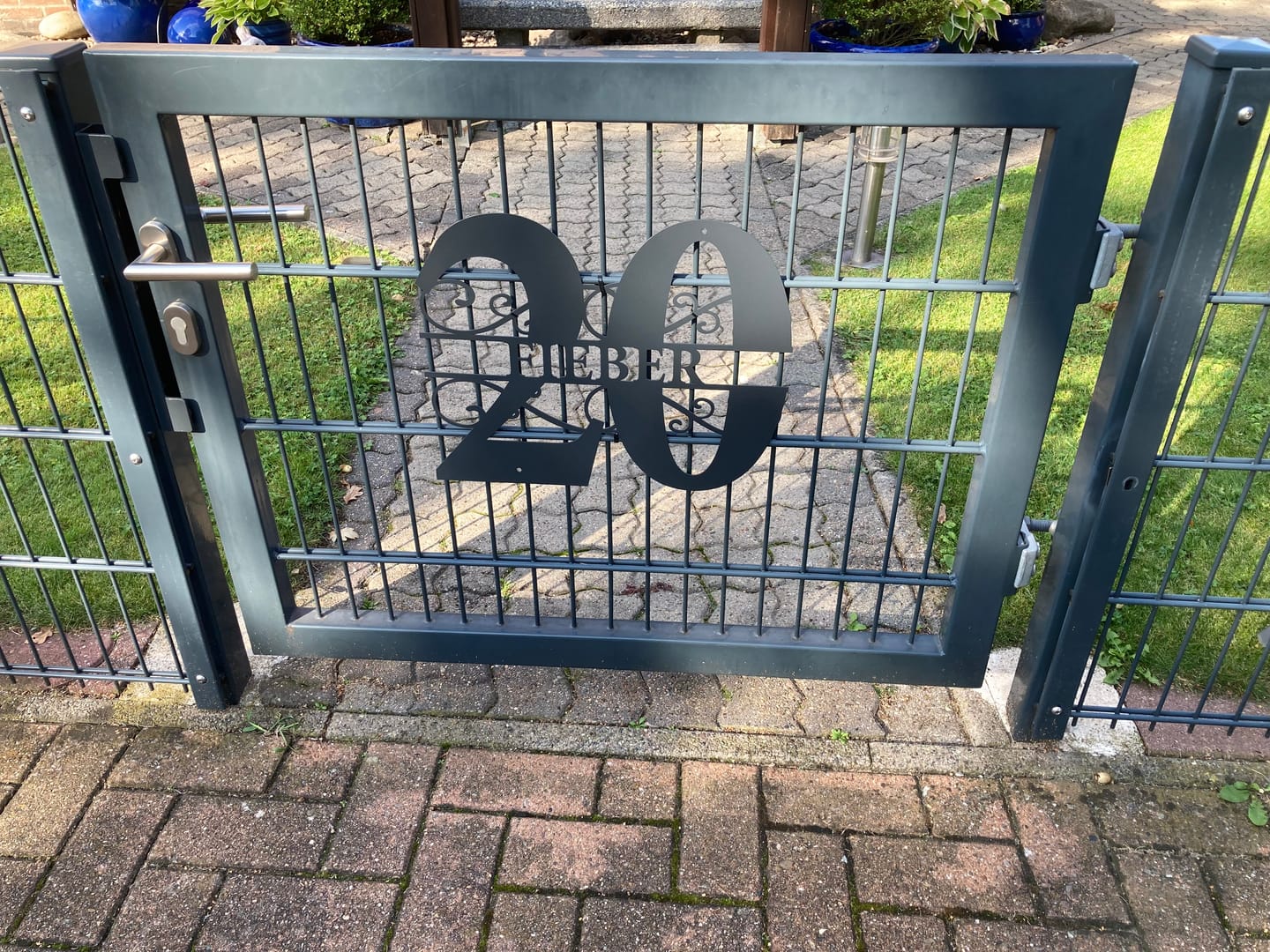 Customer photo review of Hausnummer-Türschild Ornamental Style mit Familiennamen (personalisierbar)