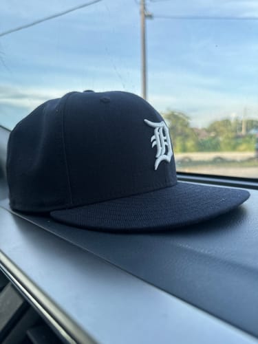 Customer photo review of 59FIFTY Detroit Tigers Navy Black Undervisor Fitted
