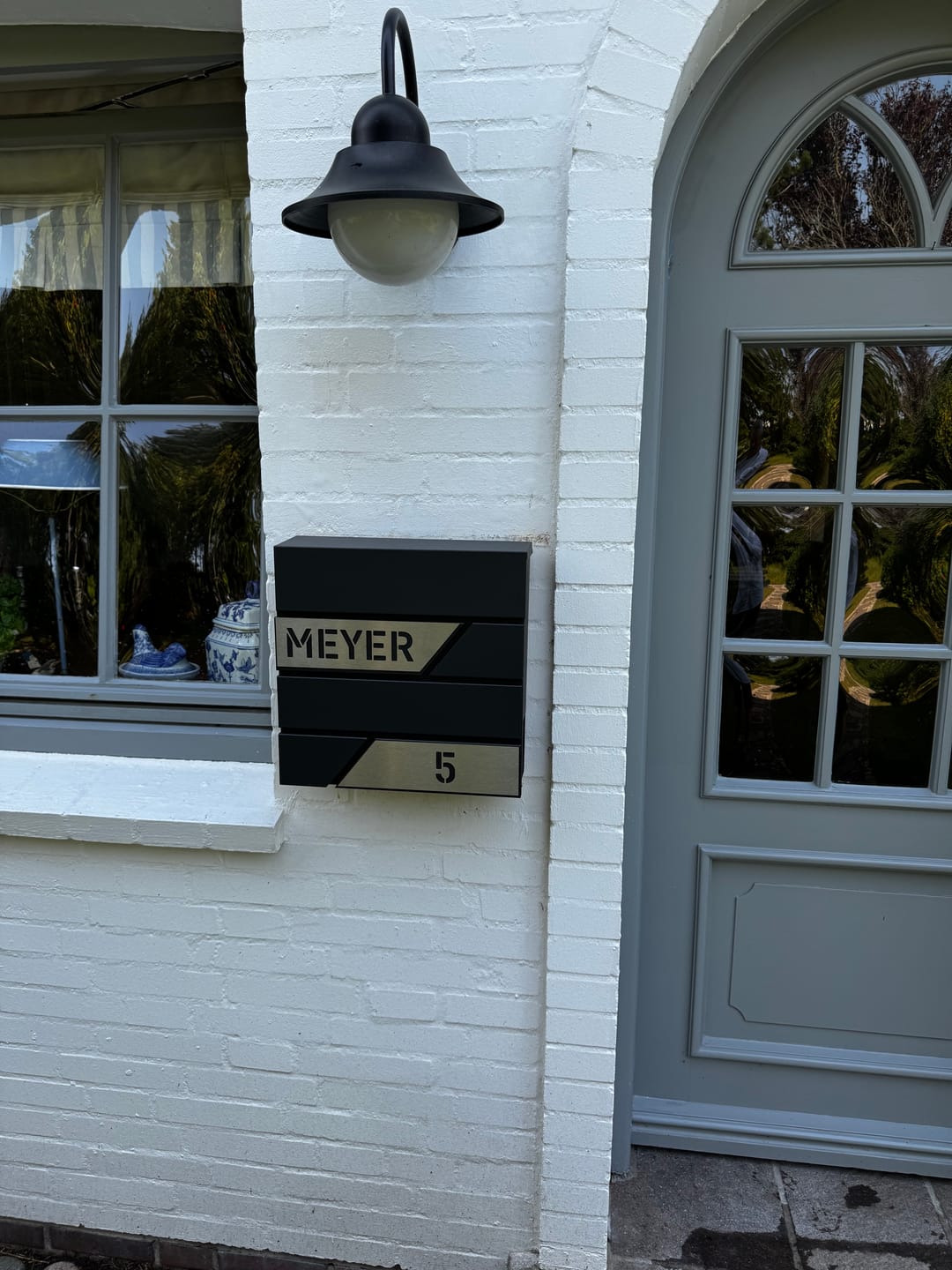 Customer photo review of AlbersDesign Briefkasten B1 Eisenglimmer (DB703) personalisiert mit Edelstahl-Schildern