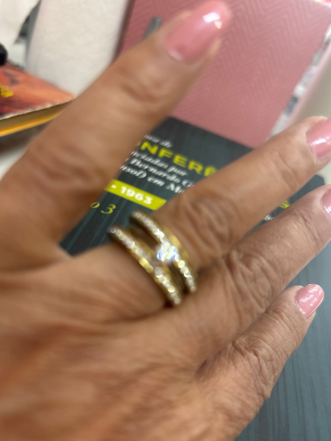 Customer photo review of Anel Brilhante Rotativo Banhado em Ouro 18k