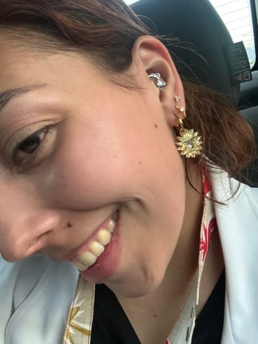 Customer photo review of Arracada Bolitas Con Zirconia