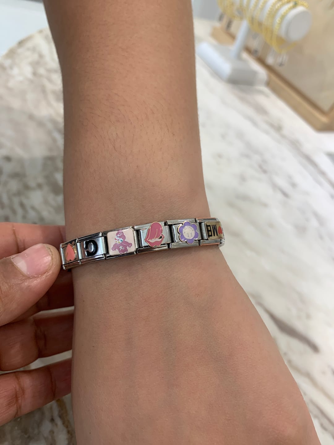 Customer photo review of Personaliza Tu Collar Con Inicial Mini Bubble Combinado