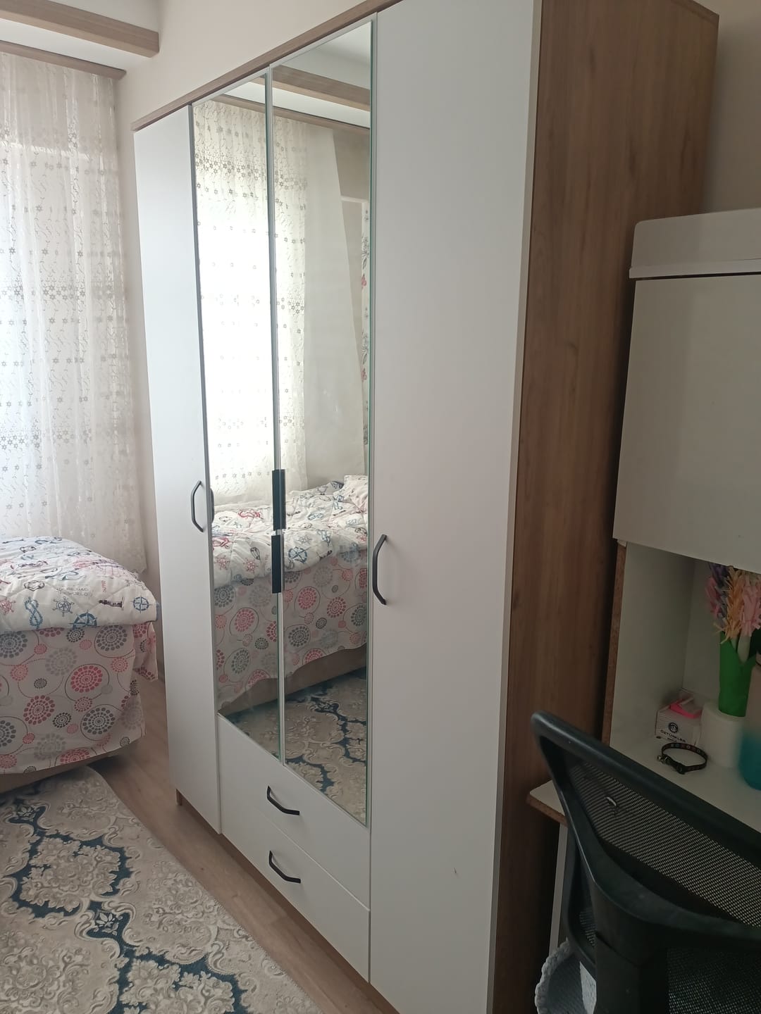 Customer photo review of Rani BA131 Geniş Gardırop Elbise Dolabı Aynalı Kapaklı 2 Çekmeceli 13 Raflı 1 Askılı Sepet Ceviz - Beyaz