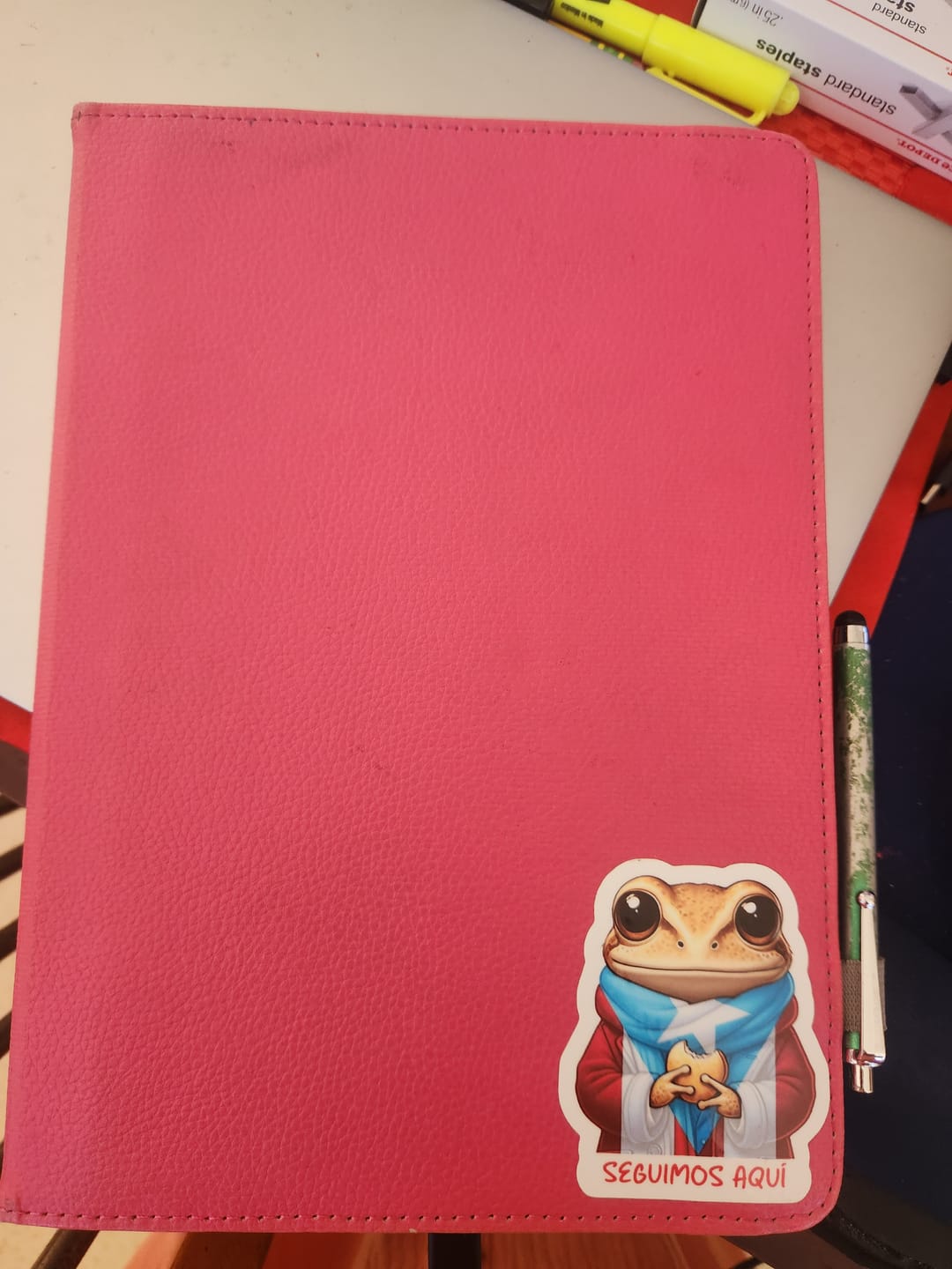 Customer photo review of Concho "Seguimos aquí" (Sticker Laminado)