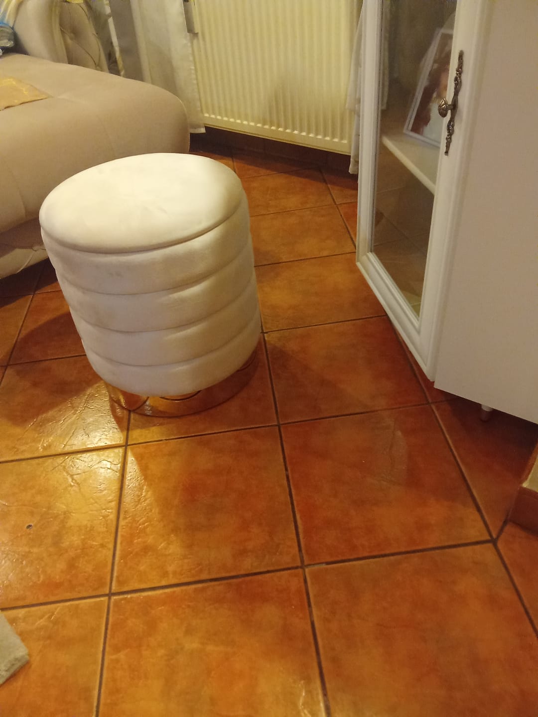 Customer photo review of Set 2 taburete BRITTA, bej deschis/auriu, stofa catifelata