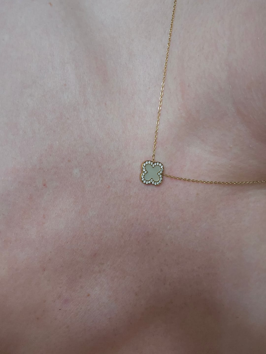 Customer photo review of Pave Perlmutt Lucky Leaf Kette 14K Vergoldet