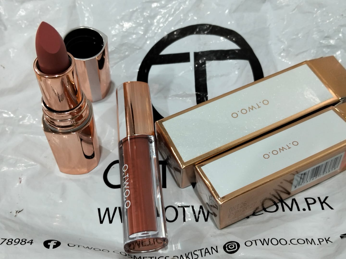 Customer photo review of O.TWO.O LIGHT CLOUDY MATTE LIPSTICK