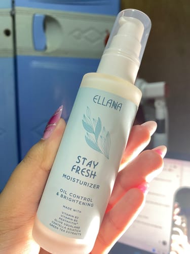 Customer photo review of Stay Fresh Moisturizer Controls Oil and Brightens