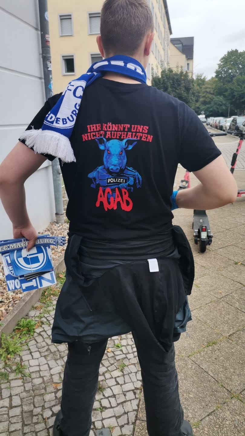 Customer photo review of Nicht aufhalten Backprint | Shirt