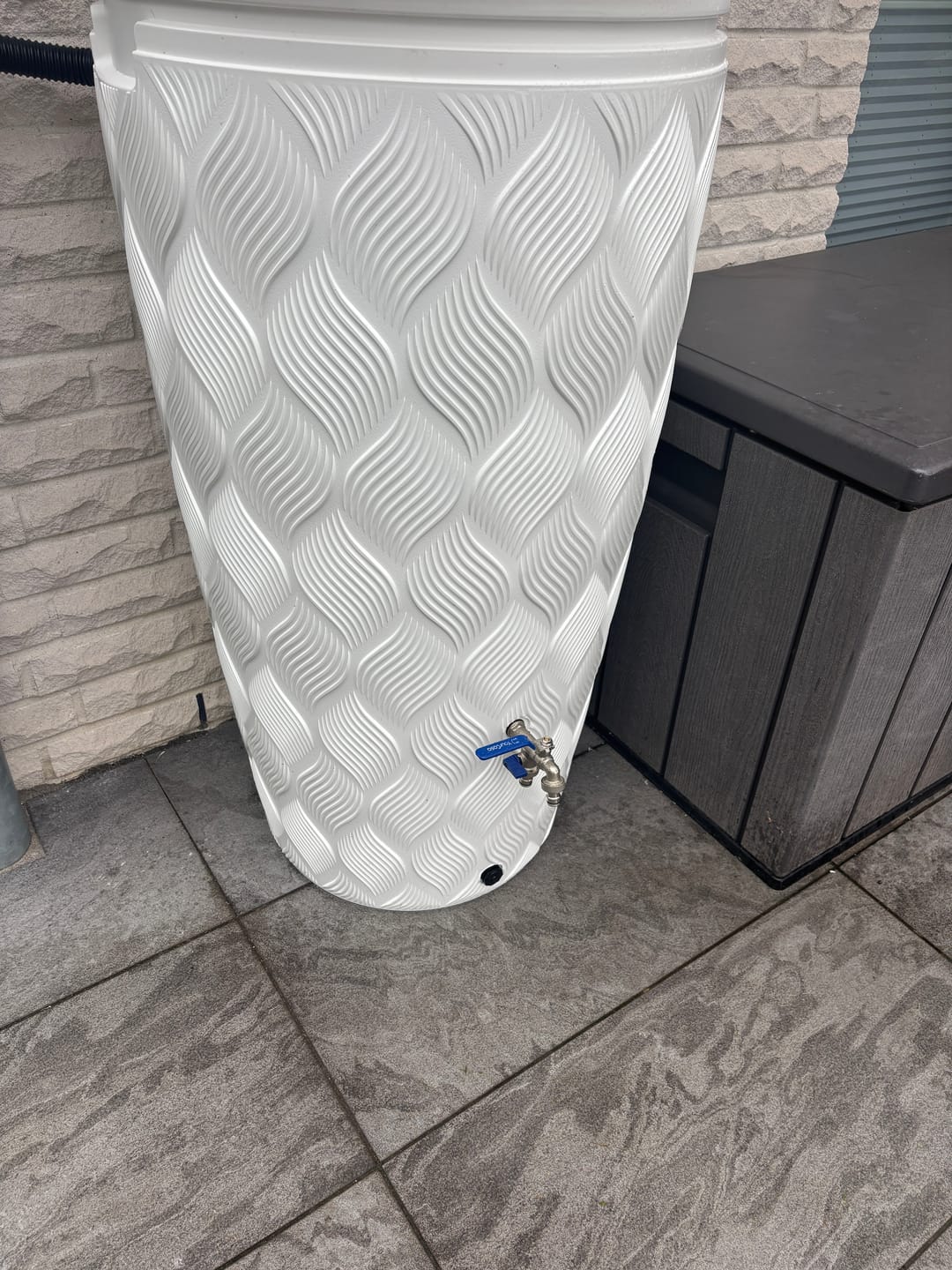 Customer photo review of YourCasa Regentonne 240 Liter [Seabreeze Flower] - Nachhaltige Bewässerung im Garten
