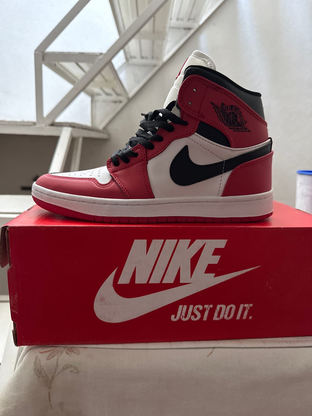 Customer photo review of Tenis Retro 1 Chicago Red
