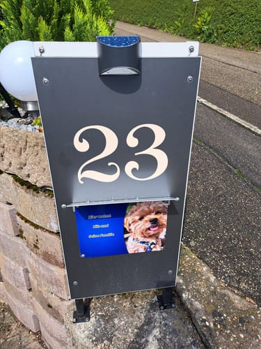 Customer photo review of Hunde-Türschild personalisiert mit Foto & Text (UV- und wetterfest)