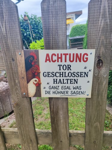 Customer photo review of Achtung Hühner Schild Tor geschlossen halten - Gartenschild