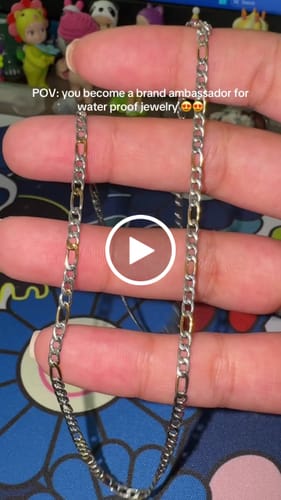 Customer video review of Two Toned Figaro Chain Necklace