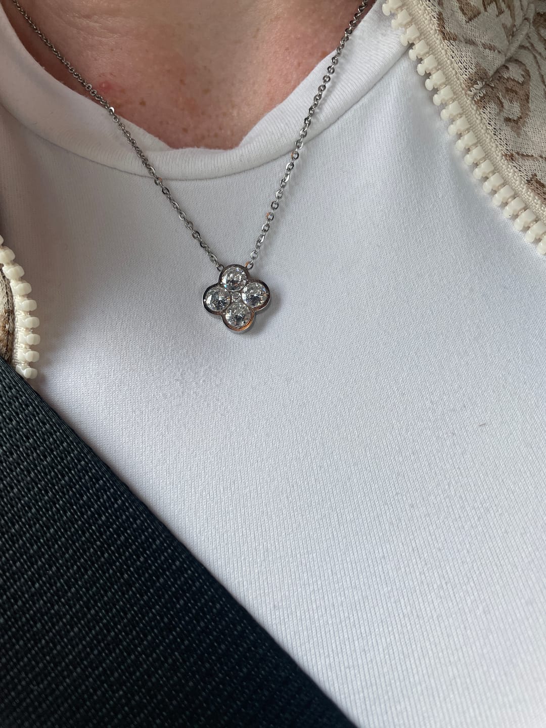 Customer photo review of Crystal Clover Kette | 18K vergoldet