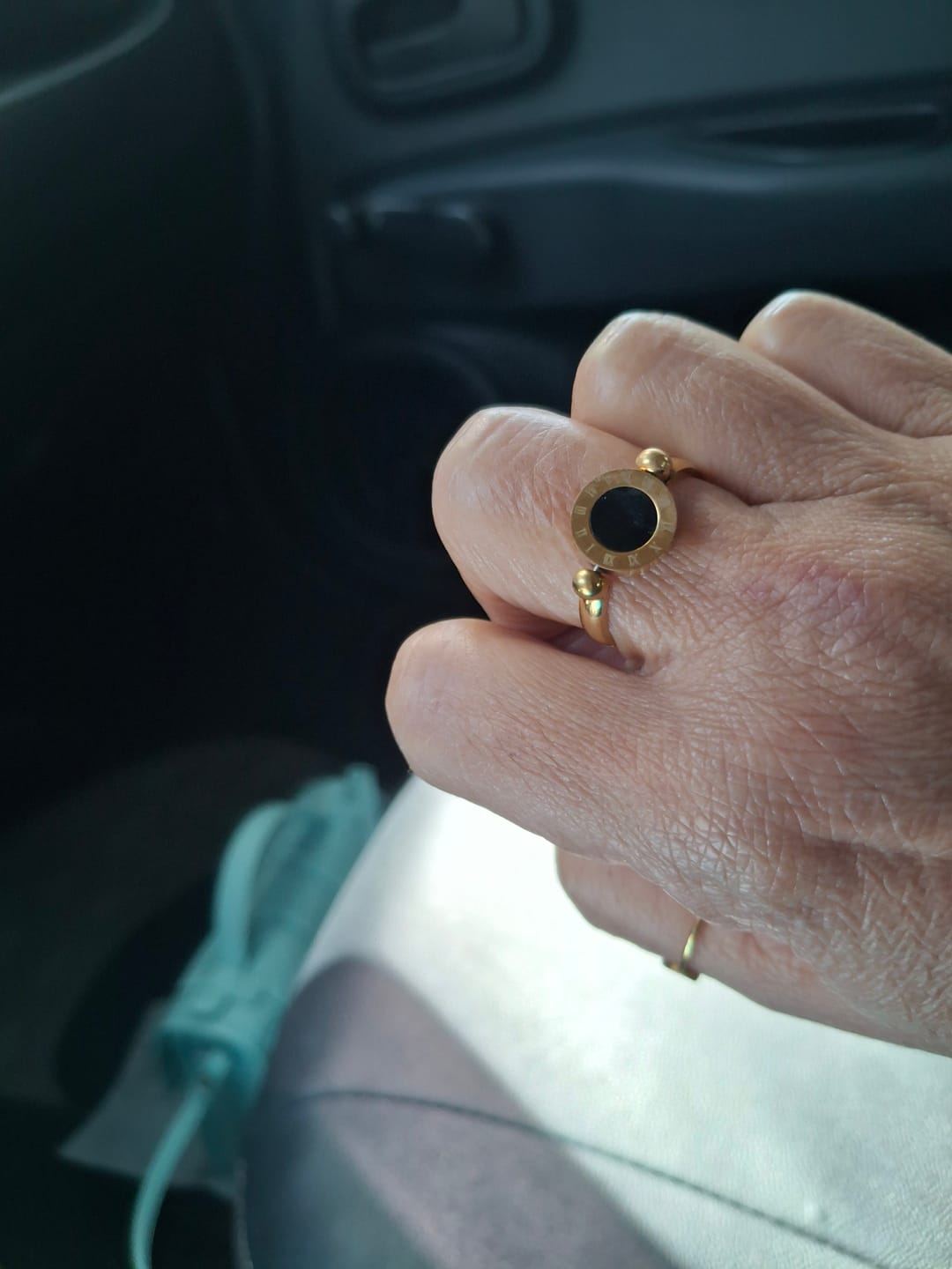 Customer photo review of Anel Giratório Numeral Romanos Banhado em Ouro 18K