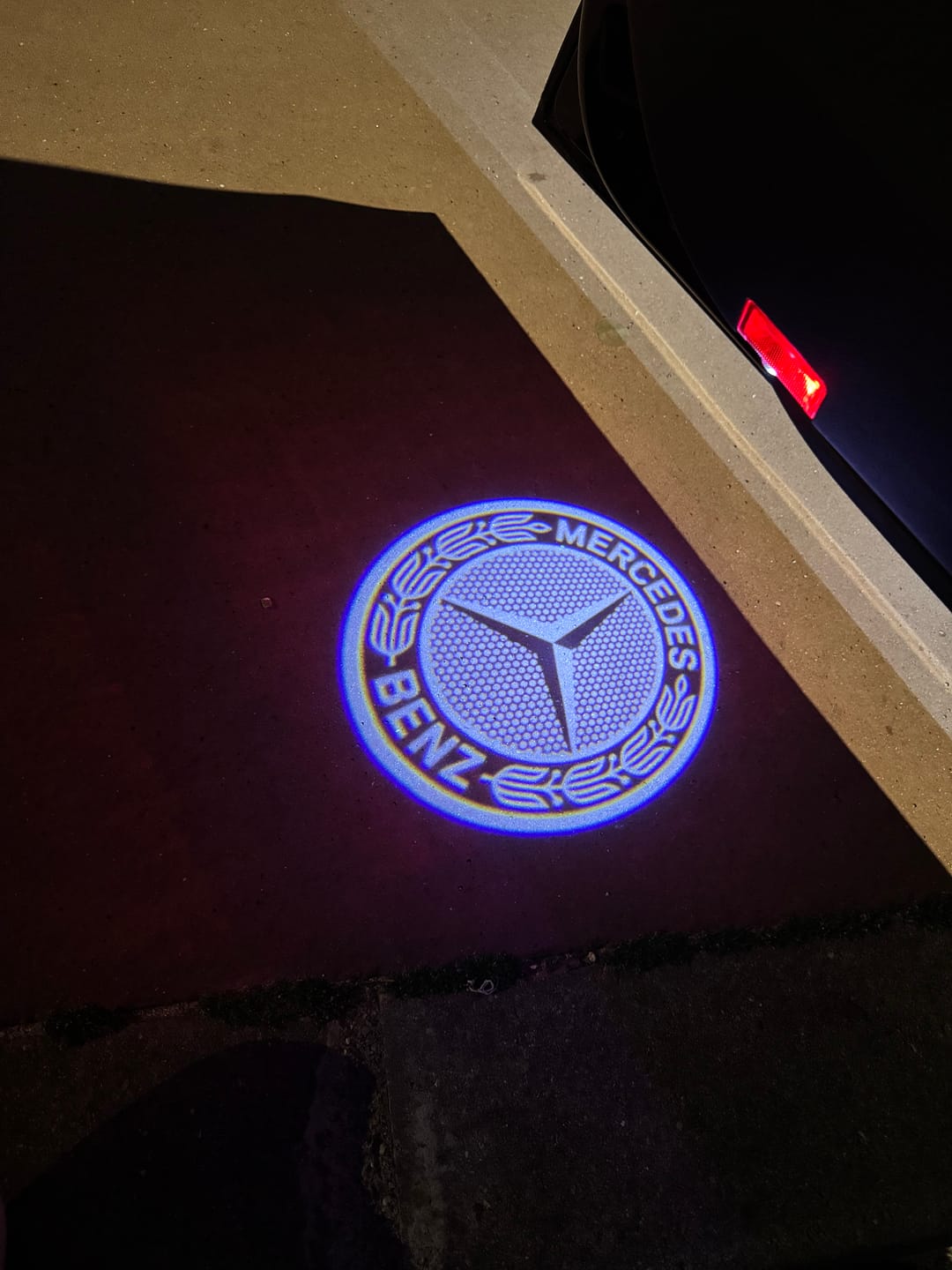 Customer photo review of Projecteur Led Porte Logo Mercedes