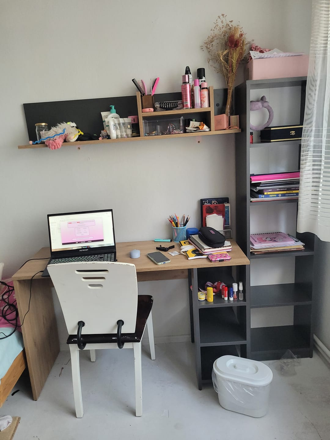 Customer photo review of Rani HA125 Kitaplıklı Raflı Çalışma Ofis Bilgisayar Masası Antrasit - Sepet Ceviz