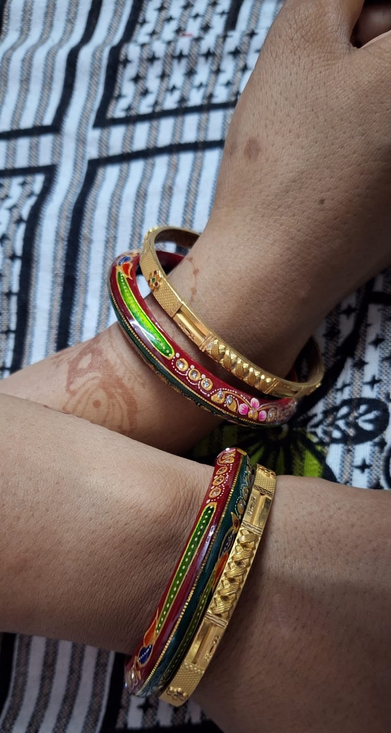Customer photo review of "Aaj Ka Aabhushan" Red - Green Pola 916 22k