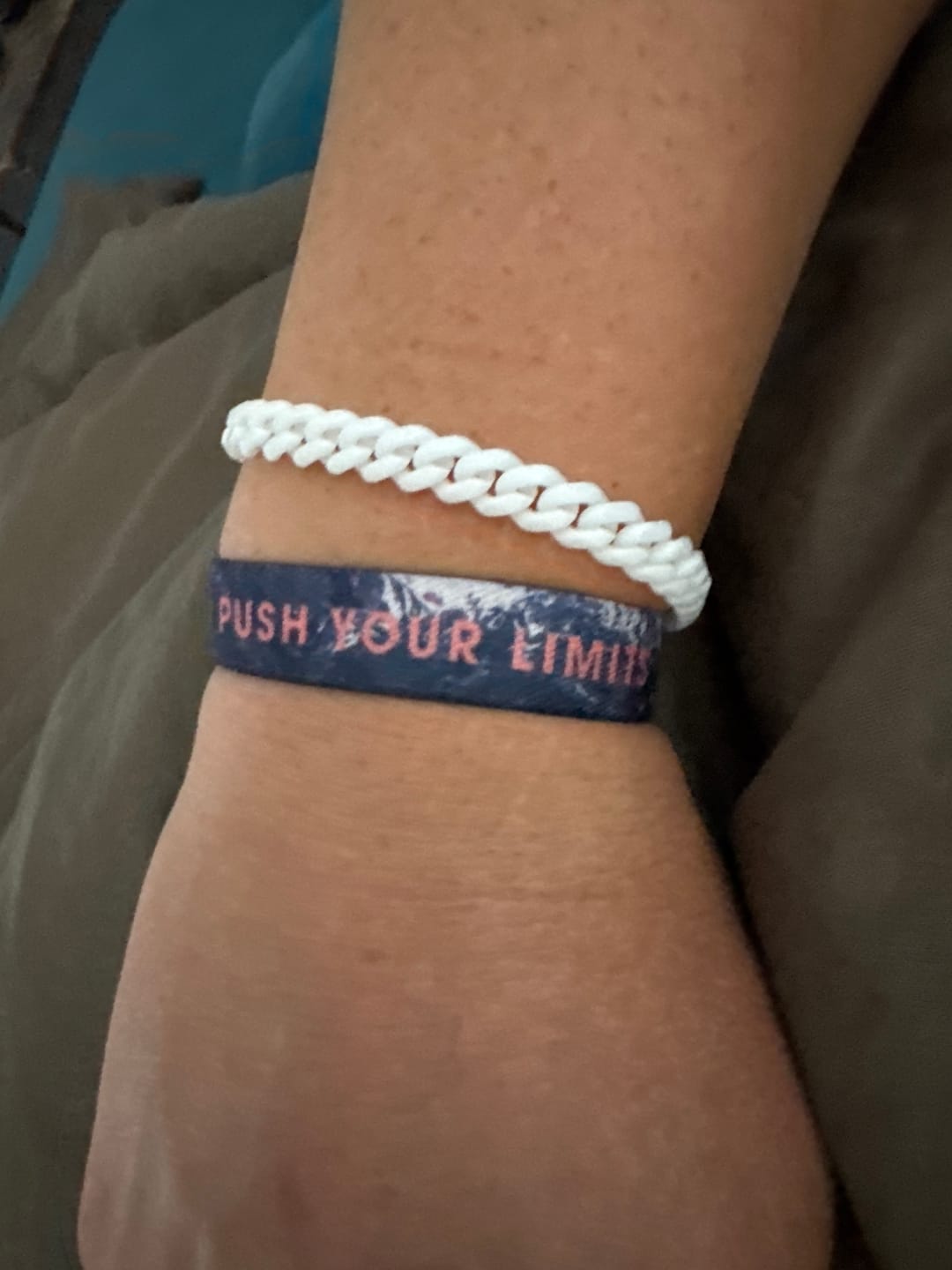 Customer photo review of Stay Strong, Keep Going - Elastisches Armband