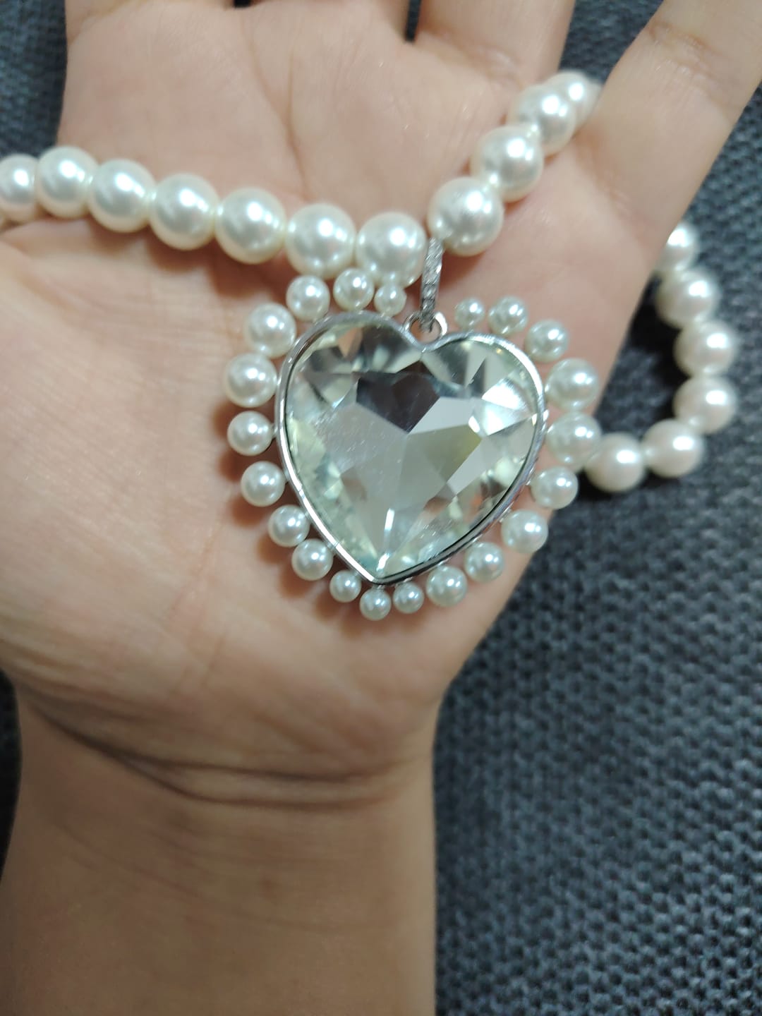 Customer photo review of COLLAR SWAROVSKI ARIANA GRANDE CRISTALES CRYSTAL PEARL PERLAS TALLA DE CORAZON GRANDE