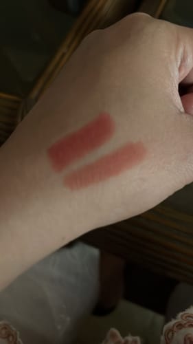 Customer photo review of O.TWO.O MISTY KISS LOCK COLOUR MATTE LIPSTICK