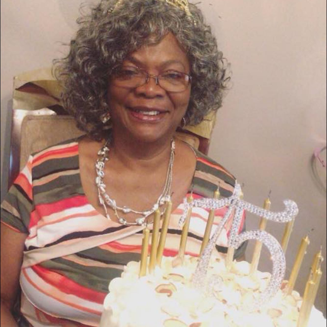 Customer photo review of Luvwin 5x5 Gentle  Curly Salt And Pepper Glueless Grey Color Pre-Cut Lace Bob Wig