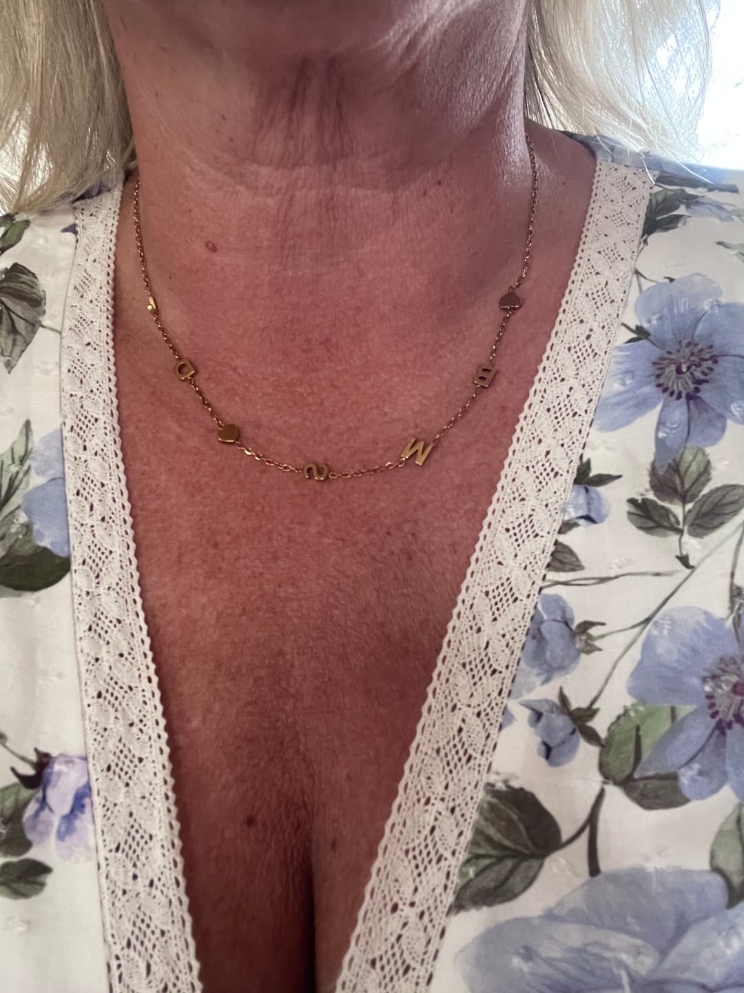Customer photo review of Personligt halsband med initialer i sidled
