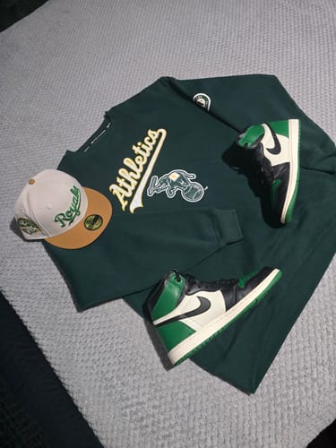 Customer photo review of Vintage Green Oakland Athletics MLB Sweatshirt (2XL)