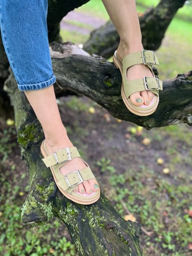 Customer photo review of Upė Sandals