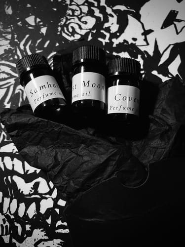 Customer photo review of The Autumn & Samhain 25’ Mini Perfume Oil Discovery Set