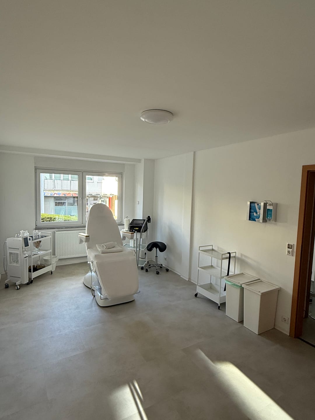 Customer photo review of Kosmetikliege Elektrisch | Leo PRO 4 | Kosmetiksessel mit elektrischer Verstellung | Handfernbedienung