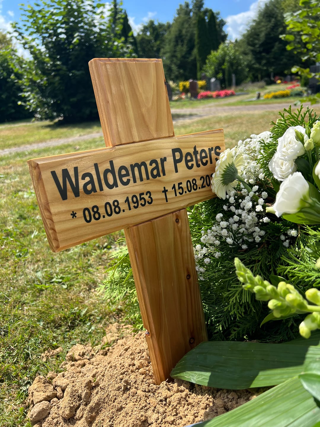 Customer photo review of Kleines Grabkreuz aus Holz mit Namen (eckig)