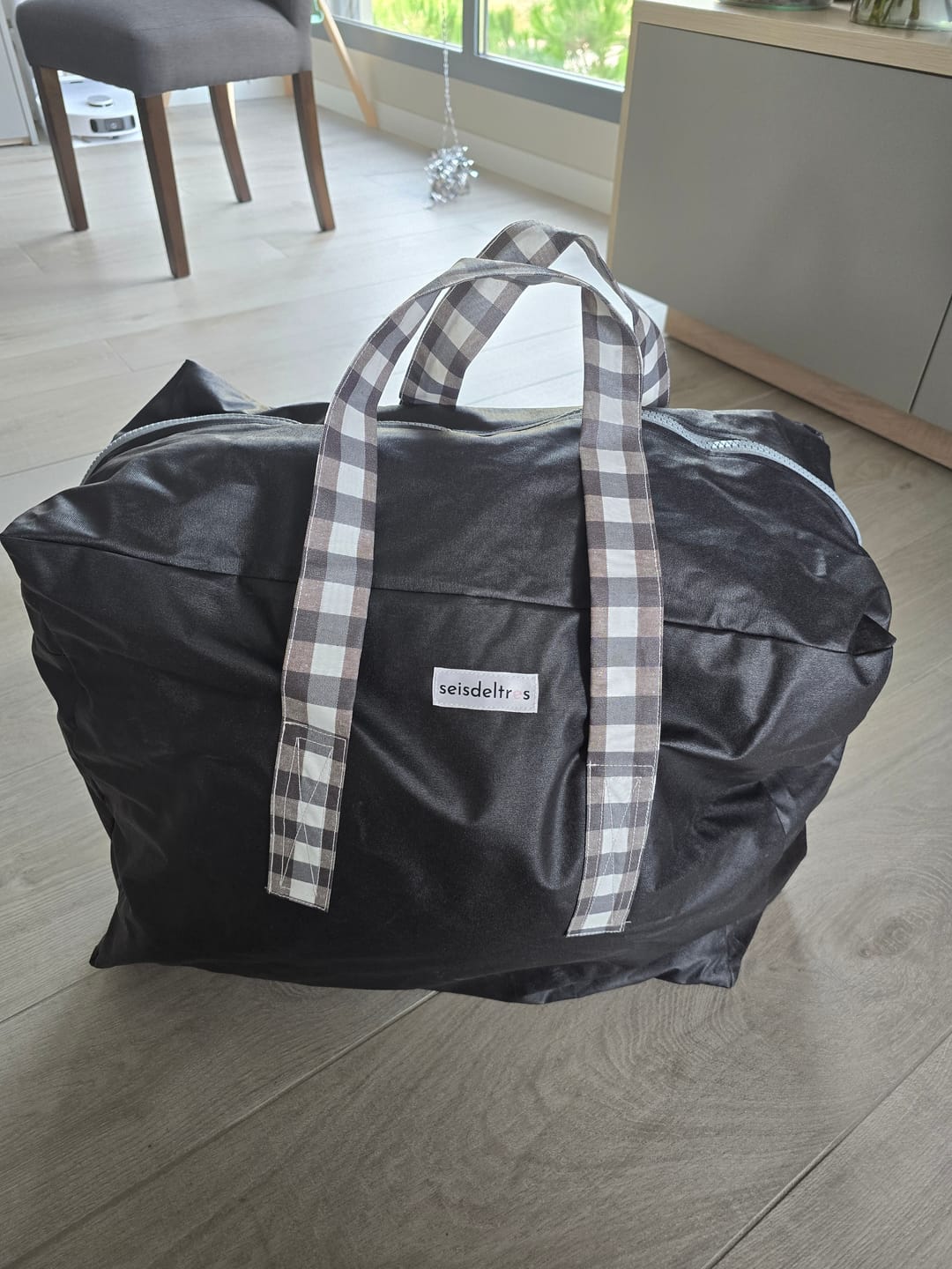 Customer photo review of Bolsa MyBigBag Negra con asas vichy y cremallera gris