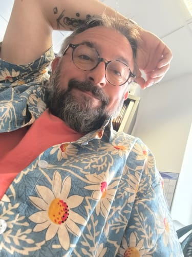 Customer photo review of Chemise à fleurs hawaïenne en coton rétro pour homme