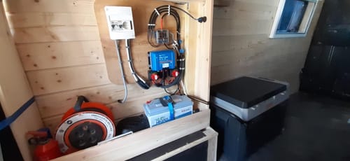 Customer photo review of Redodo Batterie Lithium LiFePO4 12V 140Ah H190 Bluetooth - BMS 150A - sous le siège du camping-car